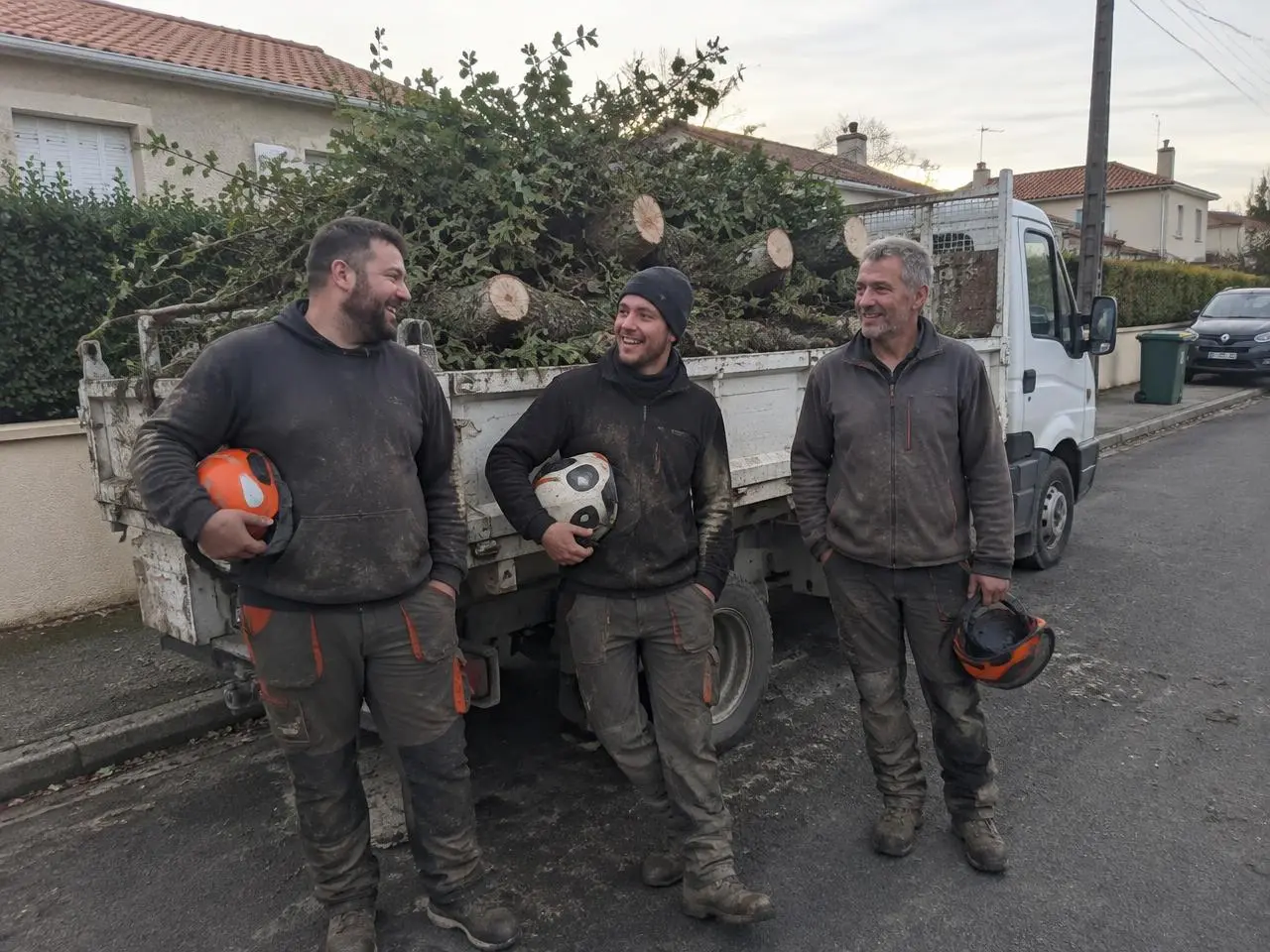 L'équipe devant son camion en fin de journée